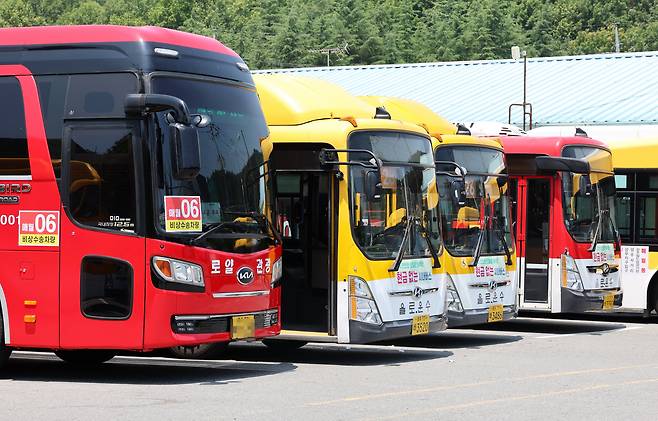 지난 18일 광주 서구 한 시내버스 차고지에서 전세버스가 운행 대기하는 모습. 광주시는 파업 참여도가 높아 개별 운행률이 떨어지는 노선에 전세버스를 투입했다./연합뉴스