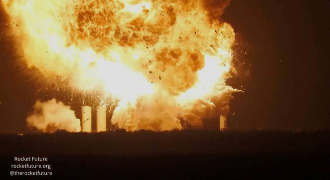 지난 18일 미국 텍사스 발사대 지상에서 엔진 점화 시험 중 폭발한 스타십. /AP=연합뉴스