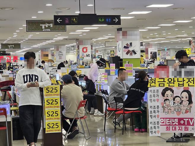이동통신 유통점이 몰려있는 서울 신도림 테크노마트 9층./정두용 기자