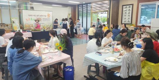 계룡시 엄사면 향한리 감자밭에서 진행된 '포근토실 감자 팜파티' 진행 모습. 계룡시 제공