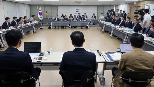 홍창남 국정기획위원회 사회2분과위원장이 20일 경기 정부과천청사 방송통신위원회에서 열린 국정기획위원회 업무보고에서 발언하고 있다. 연합뉴스