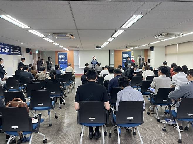 문화체육관광부와 한국저작권위원회는 20일 서울 용산구 한국저작권위원회 서울사무소에서 '생성형 AI 활용 저작물 저작권 등록 안내서'와 '생성형 AI 결과물에 의한 저작권 분쟁 예방 안내서'에 대한 대국민 설명회를 개최했다.