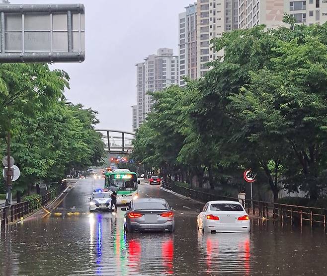 20일 오전 고양특례시 일산동구 식사동에서 차량들이 도로에 물이 잠겨 이동을 못하고 있다. 경기도북부소방재난본부 제공