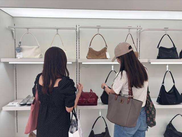 일본인 관광객이 17일 서울 성동구 성수동의 '스탠드 오일' 매장에서 가방을 둘러보고 있다. 정혜원 인턴기자