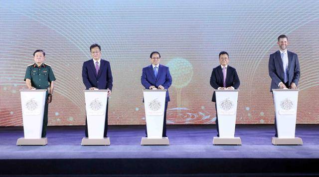 지난달 21일 베트남 흥옌성에서 열린 트럼프 오가니제이션의 고급 리조트 단지 착공식에서 팜민찐(왼쪽 세 번째) 베트남 총리와 도널드 트럼프 미국 대통령의 차남인 에릭 트럼프(맨 오른쪽) 트럼프 오가니제이션 부사장 등 참석자들이 착공 버튼을 누르고 있다. 흥옌=EPA 연합뉴스