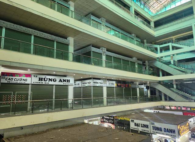 13일 베트남 하노이 닌히엡 시장의 점포 대부분이 정부의 위조품 집중 단속으로 문을 닫았다. 하노이=허경주 특파원