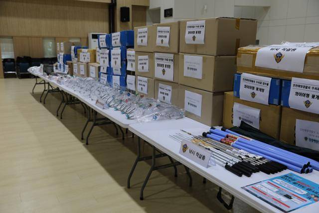 인천 해양경찰서는 해루질용 불법 어구를 제조·판매한 혐의(수산자원관리법 위반) 등으로 제조업체 대표 등 13명을 불구속 입건했다고 20일 밝혔다. 사진은 해경이 압수한 불법 어구. 인천해경서 제공