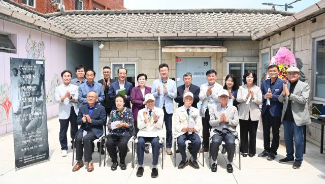 ▲ 이성태 6·25참전유공자 영월군지회장과 전대복 부군수·김대경 부의장 등이 사진전 개막식을 하고 있다.