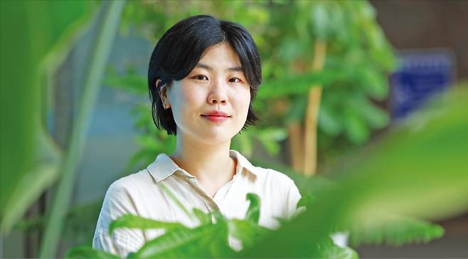 제2회 아르떼 문학상 수상자 김수지 씨는 지난 19일 한국경제신문과의 인터뷰에서 “처음 쓴 장편소설로 상까지 받아 얼떨떨하다”고 말했다. 임형택 기자