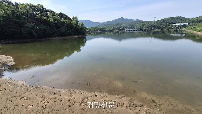 19일 경기도 과천시 서울대공원호수(청계저수지)의 수변이 드러나면서 흙과 자갈 등이 보인다. 서울대공원은 이날까지 전체 저장량의 40.3%인 44만t을 방류했다. 류인하 기자