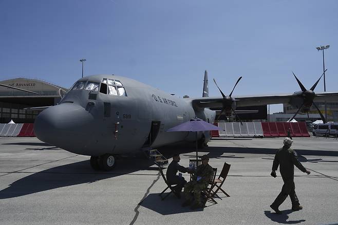 지난 18일(현지시간) 프랑스 파리에서 열린 파리 에어쇼에 미군의 C-130 허큘리스 수송기가 전시돼있다. AP연합뉴스