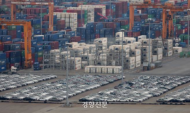 지난 4월9일 경기 평택항에 컨테이너가 쌓여 있다. 권도현 기자