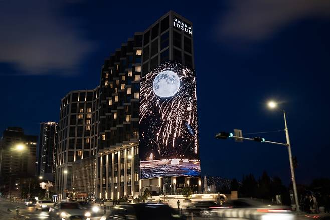 해운대의 새로운 랜드마크로 거듭날 초대형 디지털 전광판 ‘그랜드 조선 미디어’의 점등식이 20일, 오후 8시부터 그랜드 조선 부산 앞 해운대 구남로 문화광장에서 개최된다.