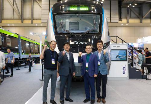 ▲ 공항철도 임원진이 전시된 신규 전동차를 관람하고 있다. (왼쪽부터 김영기 기술본부장, 박대수 사장, 한기율 경영본부장, 이창환 미래사업단장)