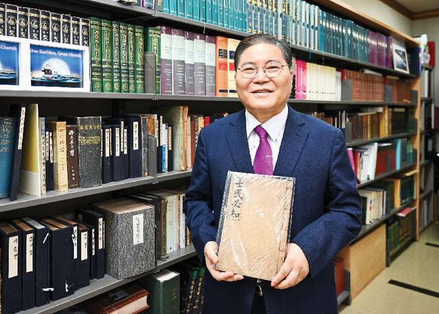 소 목사가 이날 자신의 서재에서 호머 헐버트 선교사가 집필한 최초의 한글 교과서 ‘사민필지’ 소장본을 소개하고 있다. 용인=신석현 포토그래퍼