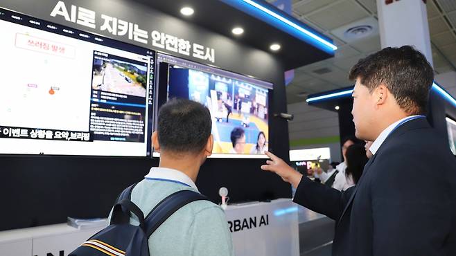 MARS 2025 화성특례시 부스를 찾은 관람객이 인텔리빅스의 AI 관제 기술에 대한 설명을 듣고 있다 . /사진제공=인텔리빅스