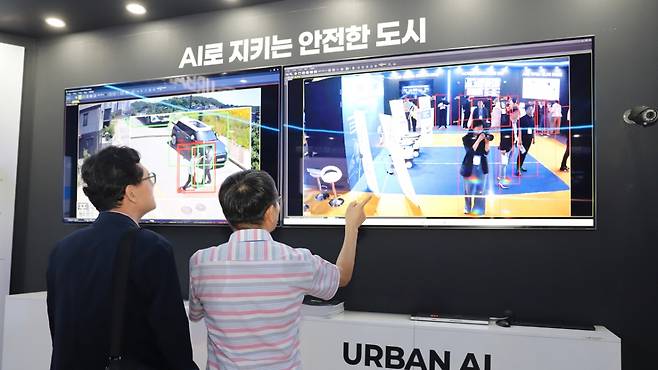 MARS2025 화성특례시 부스에서 관람객이 인텔리빅스 솔루션 시연을 살펴보고 있다./사진제공= = 인텔리빅스