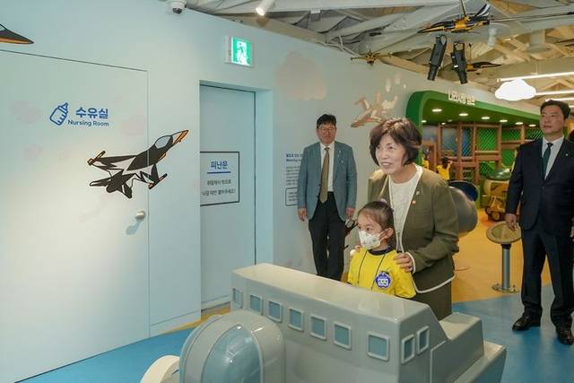 강정애 국가보훈부 장관이 지난해 6월3일 서울 용산 어린이정원에서 열린 보보의 집 개관행사에 참석해 보보의 집 전시관을 둘러보고 있다. 보보의 집은 나라사랑큰나무를 모티브로 제작한 보훈캐릭터 ‘보보’를 활용해 어린이 눈높이에 맞는 놀이와 보훈을 결합한 나라사랑 체험 공간이다. 국가보훈부 제공