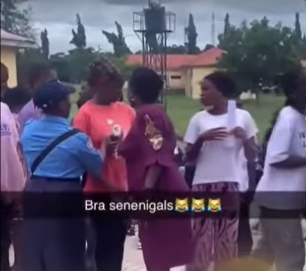 나이지리아의 올라비시 오나반조 대학에서 교직원드이 시험장에 입장하는 학생들을 대상으로 브래지어 착용 여부를 확인하고 있다. 유튜브 캡처