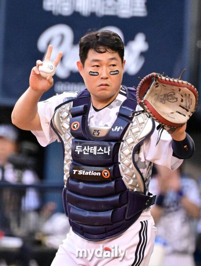 2025년 6월 5일 오후 서울 잠실구장에서 진행된 '2025 신한 SOL뱅크 KBO 리그' KIA 타이거즈와 두산 베어스의 경기. 두산 포수 양의지가 4회초 1사 1.3루서 KIA 위즈덤의 파울 타구를 잡은 뒤 타임을 요청하고 있다./마이데일리