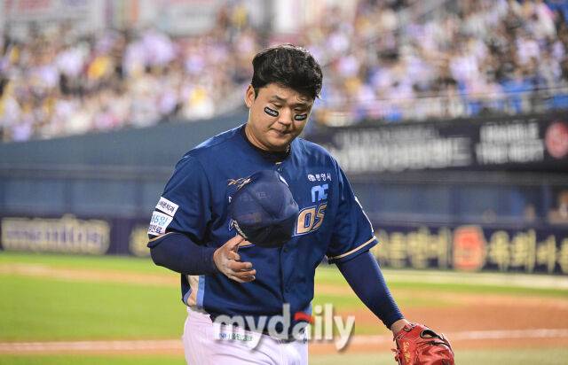 2025년 6월 19일 오후 서울 잠실구장에서 '2025 신한 SOL뱅크 KBO 리그' NC 다이노스와 LG 트윈스의 경기. NC 선발투수 신민혁이 7이닝 무실점 투구를 한 뒤 더그아웃으로 들어가고 있다./마이데일리