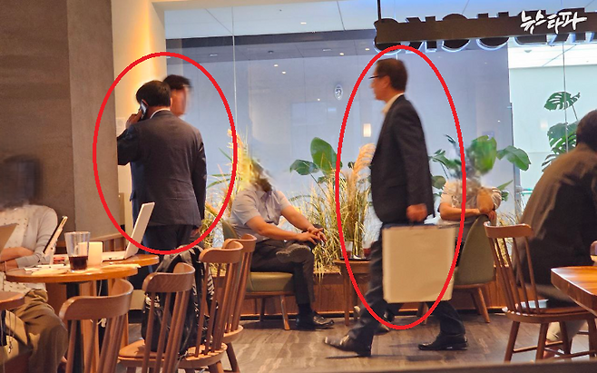 광화문 스타벅스 매장 내에서 이동 중인 정재관 군인공제회 이사장(좌), 강구영 KAI 사장(우)