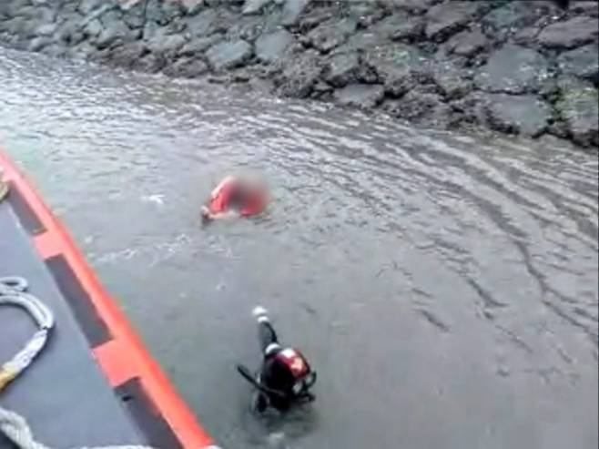 해경이 20일 오전 5시 52분쯤 전북 군산시 소룡동 소룡포구 앞 해상에서 바다에 따진 50대 A씨를 구조했다. 사진은 해경이 직접 입수해 A씨를 구출하는 모습. 전북 군산해양경찰서 제공