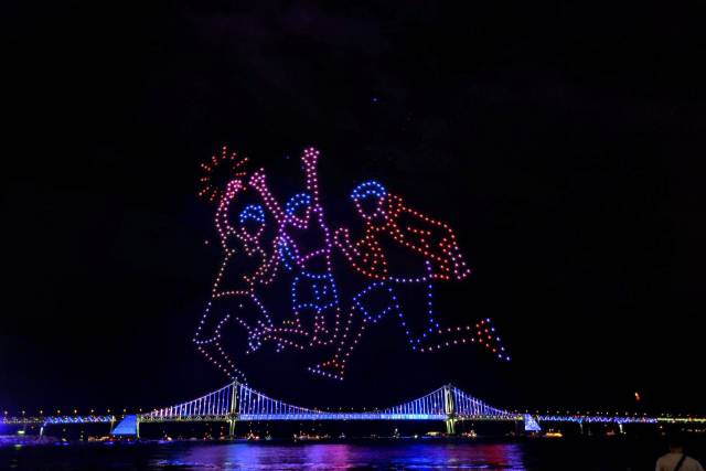 ▲광안리해수욕장에서 열린 드론쇼 전경. 배경으로 광안대교가 보인다.ⓒ프레시안(강지원)