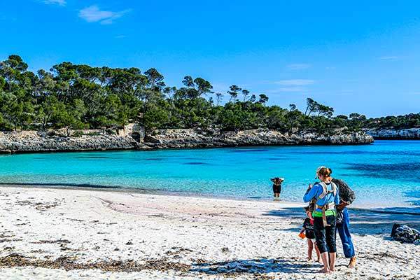 파도 침식으로 형성된 기다란 흰색 절벽에 둘러싸인 몬드라고해안.