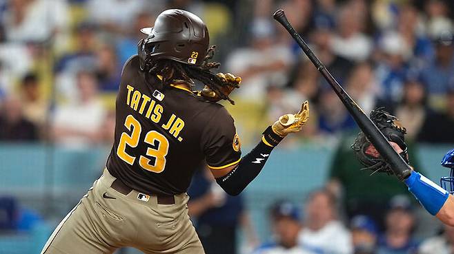 샌디에이고 타티스 주니어가 20일(한국시간) 미국 캘리포니아주 로스앤젤레스의 다저스타디움에서 열린 다저스와 방문 경기, 9회초 투수의 공에 맞아 배트를 놓치고 있다.