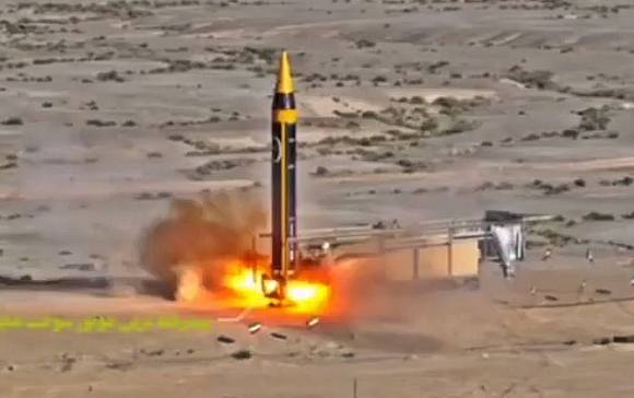 2023년 5월 25(현지시간) 이란이 공개한 호람샤르-4, 즉 케이바르 미사일 발사 장면. 이란은 2000년대 초 북한에서 수입한 화성-10형(무수단 미사일, 나토명 BM-25)을 바탕으로 호람샤르-1을 개발했으며, 이후 호람샤르-2,3 등 개량형을 만든 뒤 독자적 파생형 호람샤르-4를 선보이기에 이르렀다. 호람샤르-4는 최대 80개의 자탄을 탑재한 1500㎏급 모탄을 싣고 2000㎞를 비행할 수 있다. 이란의 파즈르 유도 시스템이 적용돼 정밀 유도 및 재진입체 생존성이 강화된 것이 특징이다. 2025.6.19 파르스 통신 자료