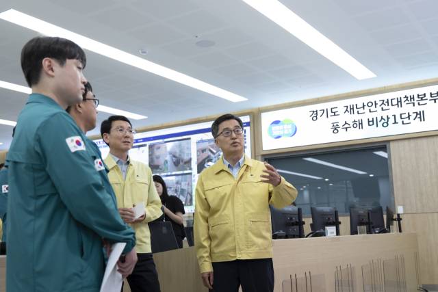 20일 오후 김동연 경기도지사가 경기도청 재난안전상황실을 방문해 호우 상황을 점검하고 있다. 사진 제공 = 경기도