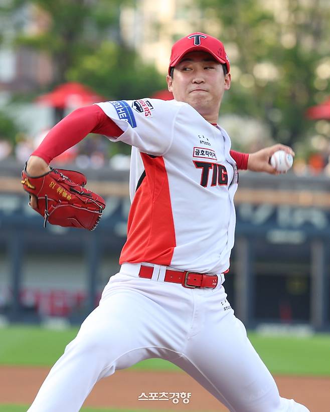 KIA 윤영철이 18일 KT전에 선발 등판해 힘껏 투구하고 있다. KIA 타이거즈 제공
