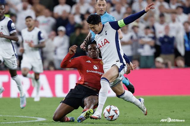 경기에 집중하는 손흥민(오른쪽). /AFPBBNews=뉴스1