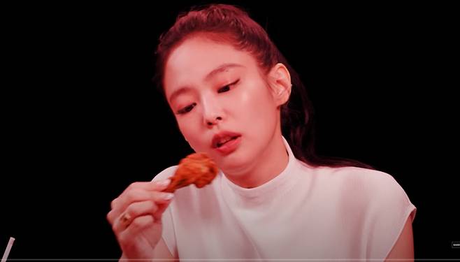 유튜브 쇼 '핫 원스'에 출연한 블랙핑크 제니 /사진=유튜브 채널 First We Feast 화면 캡처