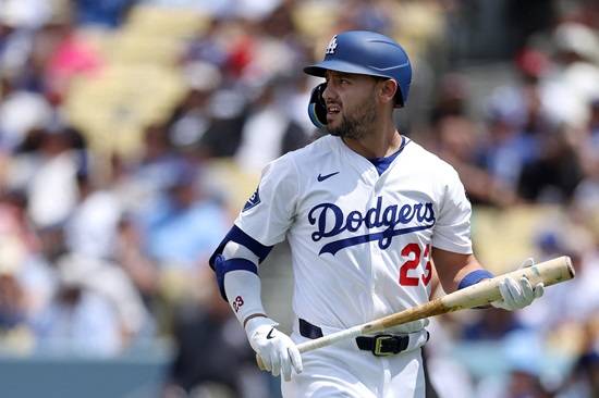 올 시즌을 앞두고 1년 1,700만 달러 FA 계약을 통해 LA 다저스에 합류한 마이클 콘포토는 74경기 타율 0.168(202타수 34안타) 4홈런 13타점 OPS 0.582로 기대에 미치지 못하고 있다. 타율은 리그 전체 규정타석에 들어선 타자 중 최하위, 장타율(0.277)도 두 번째로 낮다. 연합뉴스