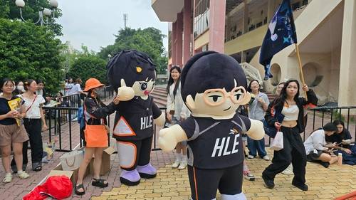 한국 e스포츠팀 HLE 베트남 팬미팅…현지팬 수천명 열광 (호찌민=연합뉴스) 18일(현지시간) 베트남 호찌민시 탄빈 체육관에서 열린 리그 오브 레전드(LoL) 게임단 HLE의 팬미팅 행사에 몰린 팬들이 선수 모습 인형옷을 입고 사진을 찍고 있다. 2025.06.19