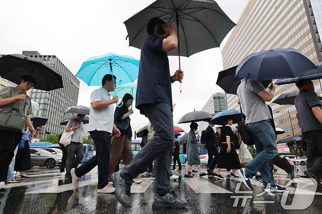 장마가 시작되며 서울 전역에 호우주의보가 내려진 20일 오전 서울 광화문네거리에서 우산을 쓴 시민들이 출근하고 있다. 2025.6.20/뉴스1 ⓒ News1 임세영 기자