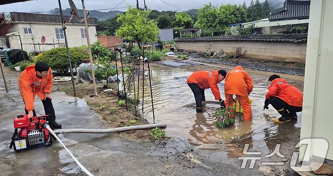21일 오전 9시쯤 전남 담양군 창평면 한 마을에서 하천이 범람해 소방당국이 안전조치를 하고 있다. (전남소방 제공. 재판매 및 DB 금지) 2025.6.21/뉴스1