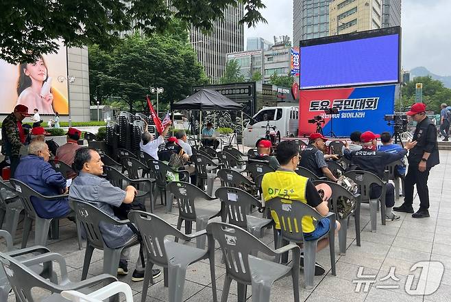 21일 오후 2시쯤 자유통일당이 개최한 '주사파 척결 국민대회'에 참가한 이들이 의자에 앉아 있다. 2025.6.21/뉴스1 심서현 기자