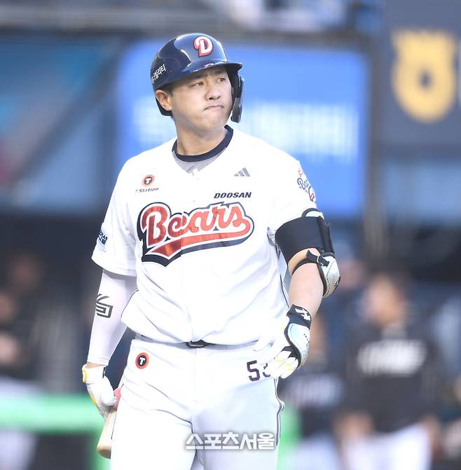 두산 양석환이 29일 서울 잠실구장에서 열린 2025 KBO리그 KT와 경기 1회말 2사만루 헛스윙 삼진아웃을 당한 후 아쉬워하고 있다. 잠실 | 최승섭기자 thunder@sportsseoul.com