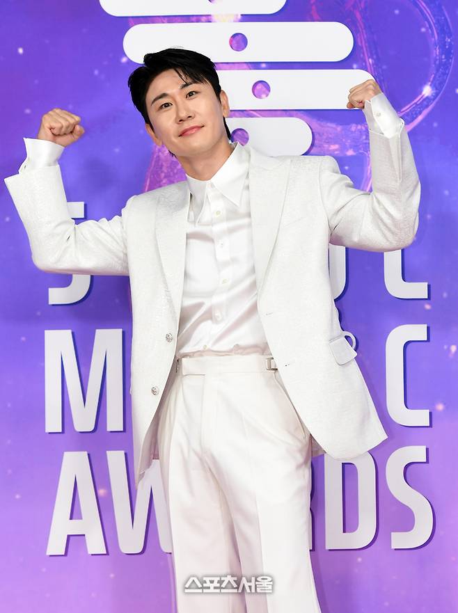 가수 영탁이 21일 오후 인천 중구 인스파이어 아레나에서 열린 제34회 ‘서울가요대상’ 레드카펫에서 취재진을 향해 포즈를 취하고 있다. 인천 | 박진업 기자 upandup@sportsseoul.com