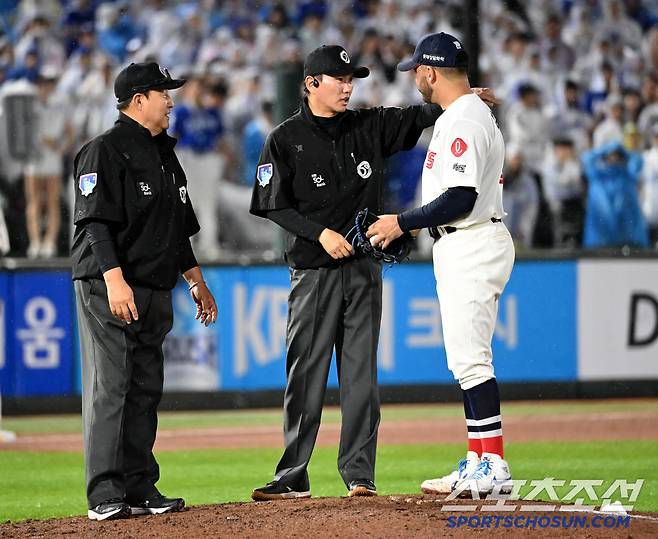 20일 부산 사직야구장에서 열린 삼성과 롯데의 경기, 6회초 삼성의 공격을 앞두고 그라운드 정비를 위해 경기가 잠시 중단됐다. 심판진과 이야기를 하는 감보아의 모습. 부산=허상욱 기자wook@sportschosun.com/2025.06.20/