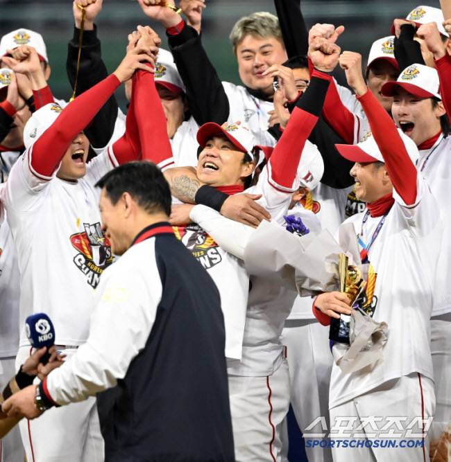 한국시리즈 우승 후 기뻐하는 김강민. 스포츠조선DB