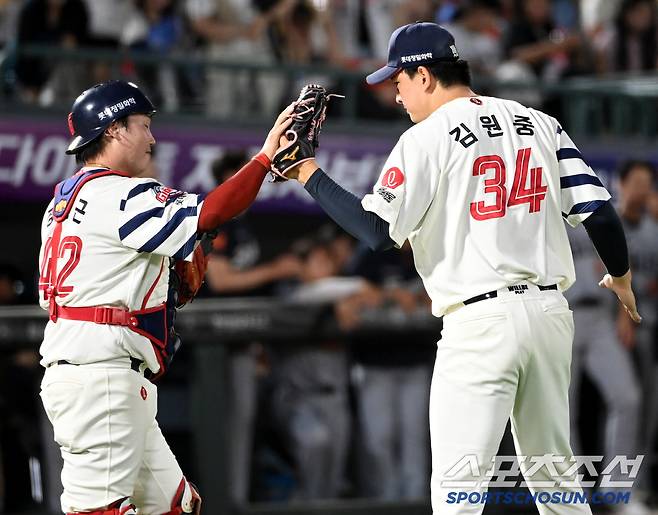 경기를 끝낸 김원중정보근 배터리가 기뻐하고 있다. 부산=허상욱 기자wook@sportschosun.com/2025.06.19/