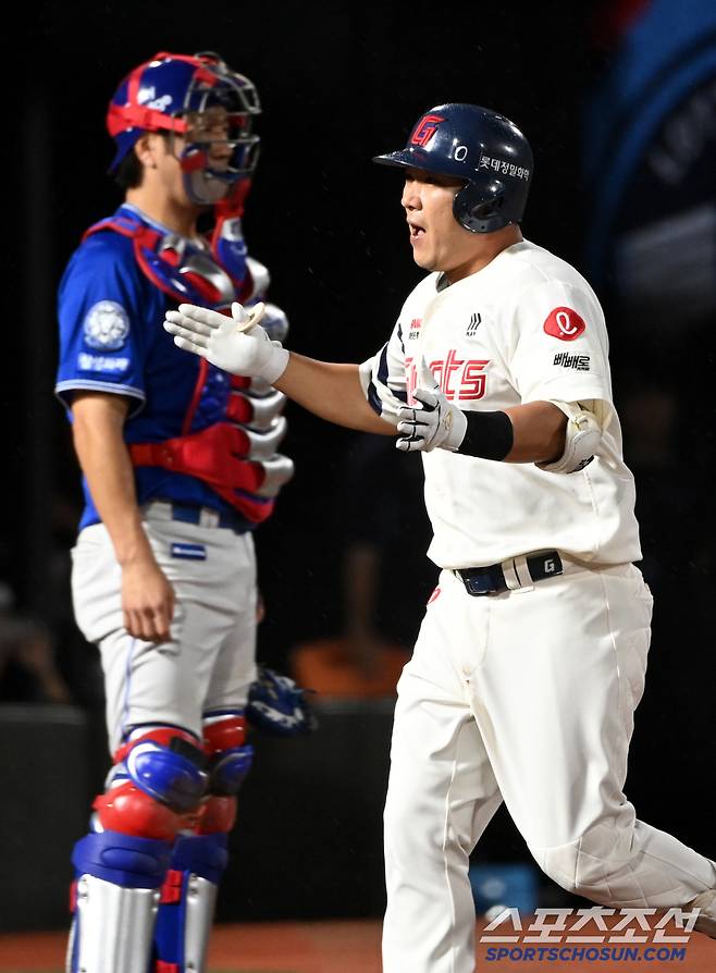 20일 부산 사직야구장에서 열린 삼성과 롯데의 경기, 8회말 롯데 정훈이 솔로홈런을 치고 기쁨을 나누고 있다. 부산=허상욱 기자wook@sportschosun.com/2025.06.20/