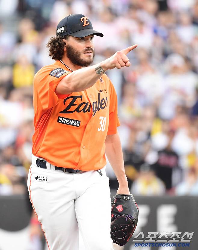 14일 대전 한화생명볼파크에서 열린 한화와 LG의 경기. 6회 박동원 삼진 잡고 이닝을 마친 한화 폰세. 대전=송정헌 기자songs@sportschosun.com/2025.06.14/