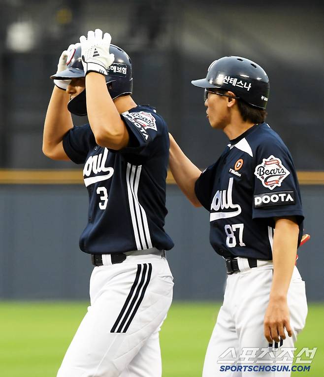 21일 잠실구장에서 열린 LG 트윈스와 두산 베어스의 경기. 6회초 1사 2,3루 두산 임종성이 적시타를 날린 뒤 환호하고 있다. 잠실=박재만 기자 pjm@sportschosun.com/2025.06.21/