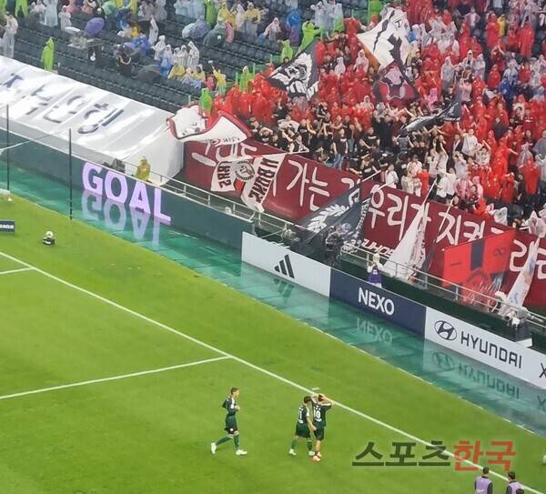 전북의 응원가를 부르며 먼저 도발한 서울 팬들 앞에서 동점골과 세리머니로 갚아준 전북 송민규. ⓒ스포츠한국 김성수 기자