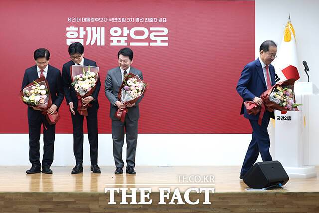 홍 전 시장이 4월 29일 서울 여의도 국민의힘 중앙당사에서 열린 제21대 대통령 후보자 선출을 위한 3차 경선 진출자 발표에 참석해 탈락을 확정 지은 뒤 무대를 내려가는 모습. 그는 직후 정계 은퇴를 선언했다. /국회사진취재단